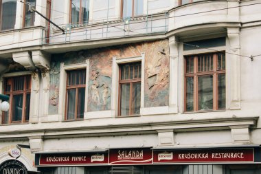 Prague, Çek Cumhuriyeti - 04 02 2013: Praha sokaklarında bir bakış. Binalar ve Simgesel Yapı.