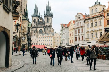 Prague, Çek Cumhuriyeti - 04 02 2013: Mimarlık ve dönüm noktası. Praha sokaklarında binaların görünümü