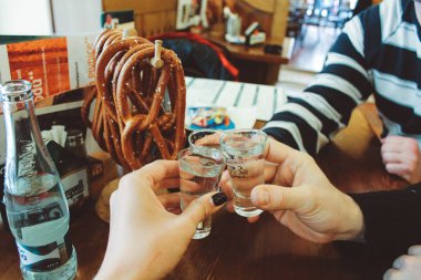 Prague, Çek Cumhuriyeti - 04 02 2013: Çek bira, brezels ve gözlük Praha restoran