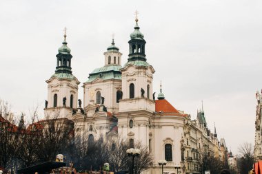 Prague, Çek Cumhuriyeti - 04 02 2013: Mimarlık ve dönüm noktası. Praha sokaklarında binaların görünümü
