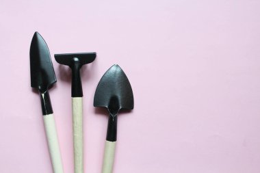 pembe bir arka plan üzerinde üç Bahçe araçlar kümesi