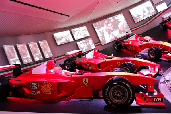 Maranello, Italia - 03 26 2013: museo exhibe un Ferrari deportivo en el museo —  Fotos de Stock