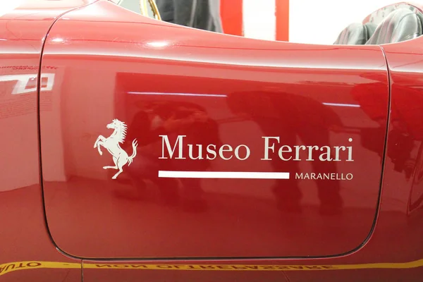 Maranello, Italien - 03 26 2013: museum uppvisar en sportbilar Ferrari i museet — Stockfoto