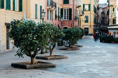 Rapallo, İtalya - 03 27 2013: Bir tatil beldesi Rapallo sokaklarında görünümünü.