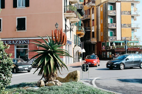 Rapallo, Italia - 03 27 2013: Veduta delle vie di una località turistica Rapallo . — Foto Stock