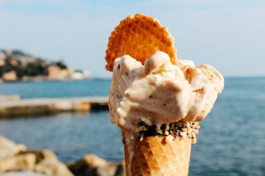 Rapallo, İtalya - 03 27 2013: Bir tatil beldesi Rapallo sokaklarında görünümünü.