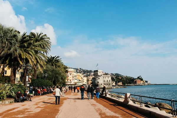 Rapallo, Italia - 03 27 2013: Vista de las calles de una ciudad turística Rapallo . — Foto de Stock