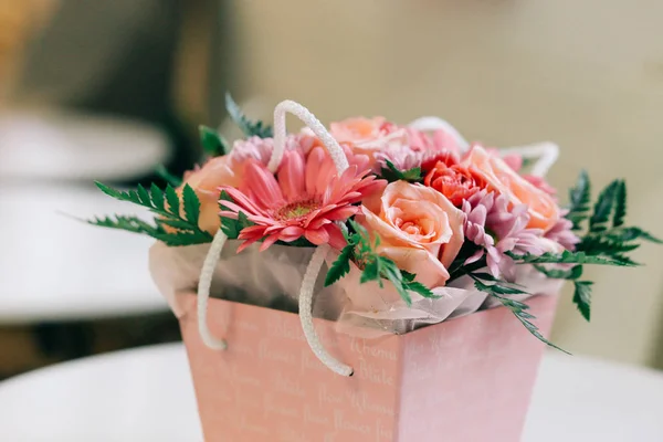 Hermoso ramo de flores en una caja rosa, San Valentín, concepto de regalo — Foto de Stock