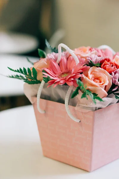 Hermoso ramo de flores en una caja rosa, San Valentín, concepto de regalo — Foto de Stock