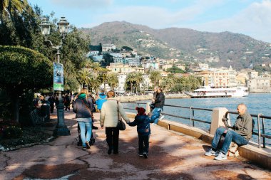 Rapallo, İtalya - 03 27 2013: Bir tatil beldesi Rapallo sokaklarında görünümünü.
