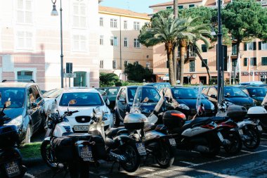 Rapallo, İtalya - 03 27 2013: Bir tatil beldesi Rapallo sokaklarında görünümünü.