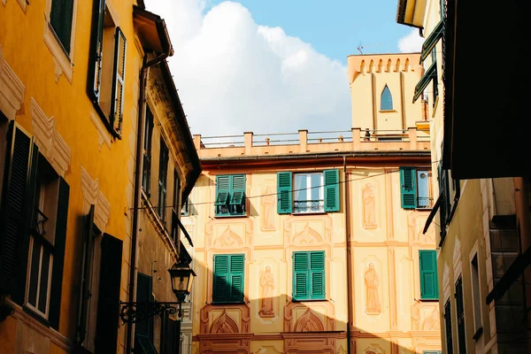 Rapallo, Italia - 03 27 2013: Vista de las calles de una ciudad turística Rapallo . —  Fotos de Stock