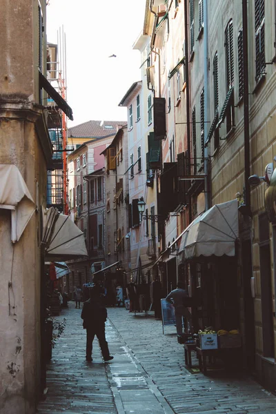 Rapallo, Italia - 03 27 2013: Vista de las calles de una ciudad turística Rapallo . —  Fotos de Stock