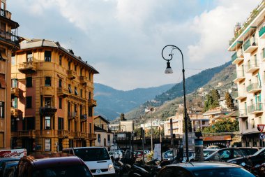 Rapallo, İtalya - 03 27 2013: Bir tatil beldesi Rapallo sokaklarında görünümünü.