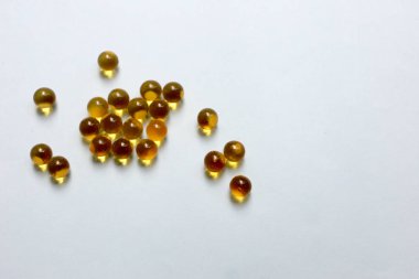 Balık yağı, Morina karaciğer yağı omega 3 jel kapsül mavi arka plan üzerinde