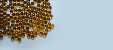 Balık yağı, Morina karaciğer yağı omega 3 jel kapsül mavi arka plan üzerinde