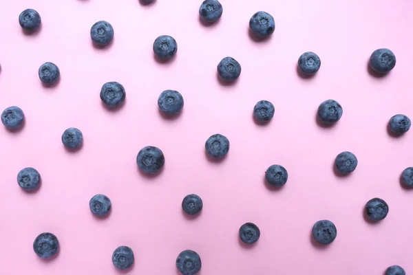 Blåbär mönster på rosa bakgrund uppifrån — Stockfoto