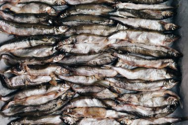 Soyulmuş kapelinli balık. Soyut gıda geçmişi. Tavada taze balık