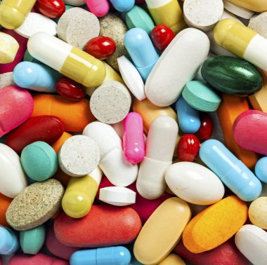 renkli hap ve kapsül omn arka plan - tıp