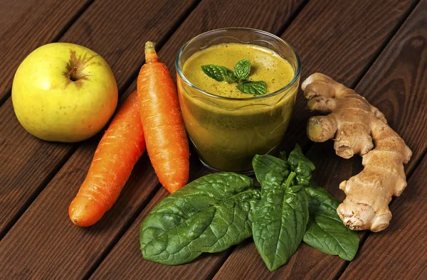 健康的なフルーツと野菜のスムージー — ストック写真