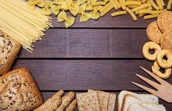 Рамка с хлебом, псатой и углеводами — стоковое фото