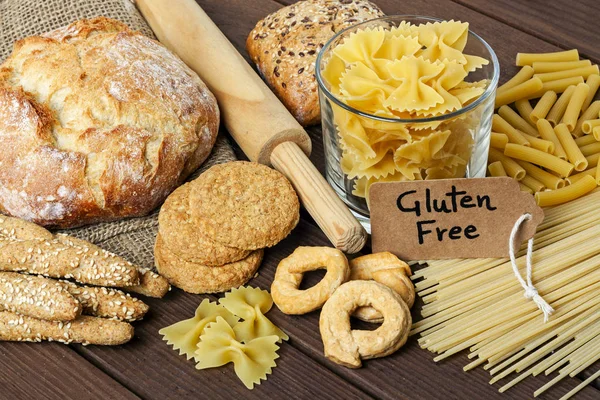 ahşap arka planda bir gluten ücretsiz gıdalar