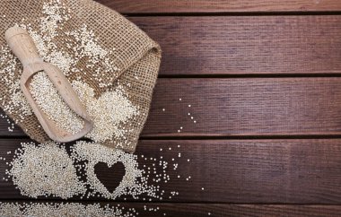 Ahşap arka planda beyaz kinoa tohumları 