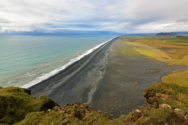 Fekete tengerpart. Reynisdrangar, VIK, Izland — Stock Fotó