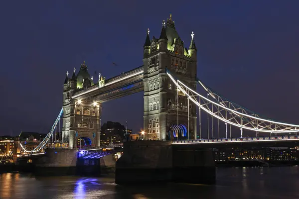 Tower Bridge, který překračuje řeku Temži v Londýně, — Stock fotografie