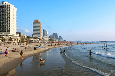 Tel Aviv, İsrail - 16 Haziran 2019: Tel-Aviv plajı ve eski Yafa kenti manzarası, İsrail'in Tel-Aviv kentinde yerli halk ve turistlerle.