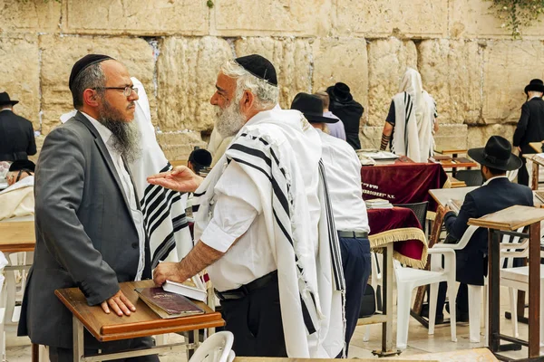 GERUSALEMME, ISRAELE - 15 giugno: Gli adoratori ebrei pregano al Muro del Pianto 15 giugno 2019 a Gerusalemme, Israele . — Foto Stock