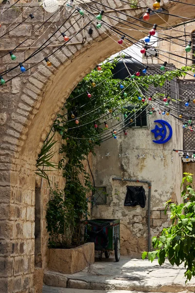 Rua de paralelepípedos estreita entre casas tradicionais apedrejadas de bairro judeu na parte histórica velha de jerusalem, Israel — Fotografia de Stock