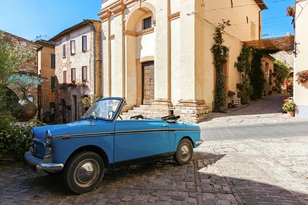 Clásico italiano Fiat 600 en Spello, Umbroa - Italia — Foto de Stock