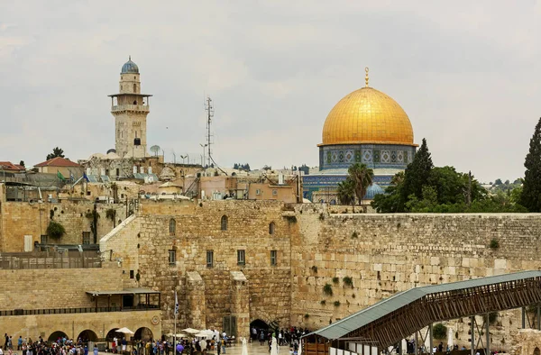 Die Klagemauer in jerusalem israel mit der Felskuppel im Hintergrund. die Klagemauer ist die westliche Mauer dessen, was für die Juden der Tempelberg war. — Stockfoto