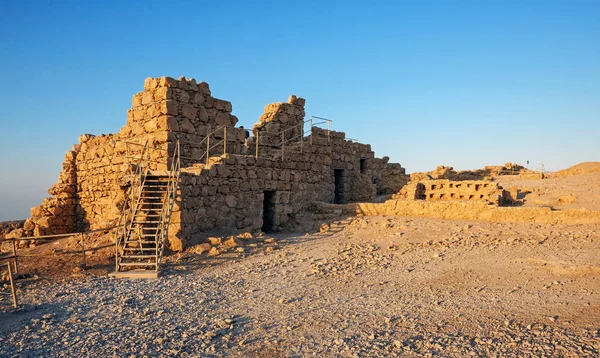 Zicht op de ruïnes van het fort Masada - de Judaïsche Woestijn, Israël — Stockfoto