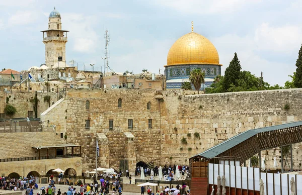 El muro de lamentación en Jerusalén Israel con la Cúpula de la roca en el fondo. El muro del lamento es el muro occidental de lo que era el monte del templo para los judíos . — Foto de Stock