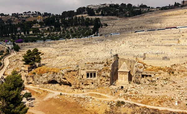 Kidron vallei. Links van de Joodse begraafplaats op de Olijfberg, vervolgens dorp van Silwan District van Oost-Jeruzalem met een overwegend Palestijnse bevolking — Stockfoto