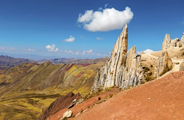 在帕尔科约彩虹山（维尼康卡替代），矿物五颜六色的条纹在安第斯山谷，库斯科，秘鲁，南美洲令人惊叹的景色 — 图库照片