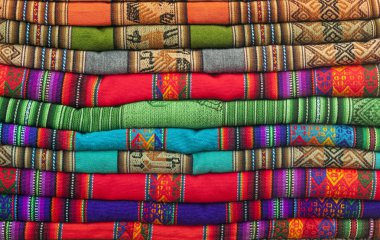 Cusco yerel el sanatları pazarında fotoğraflanan renkli And tekstil bir yığın