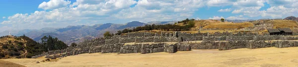 在秘鲁库斯科, 有部分石墙的 Sacsahuaman 的观点 — 图库照片