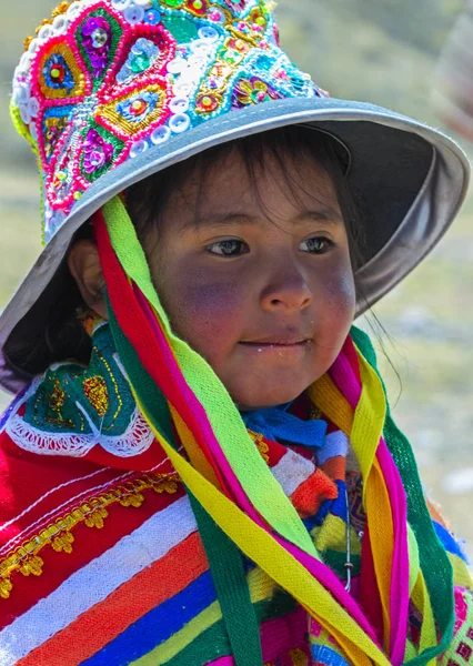 PISAC, PERÚ - 31 de agosto de 2019 en Pisac, Perú. Los quechua son un grupo étnico indígena diverso de los Andes sudamericanos. . — Foto de Stock