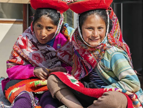 PISAC, PERÚ - 29 de agosto de 20019: Niños no identificados en Mirador Taray, cerca de Pisac, Perú. Mirador Taray es una vista panorámica a lo largo de la carretera con vistas — Foto de Stock