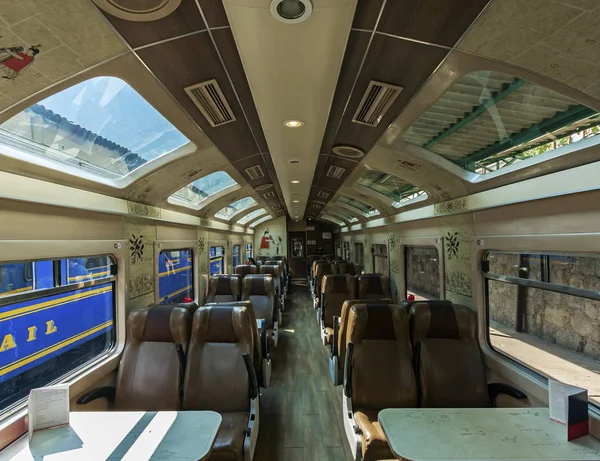 维斯塔多姆列车内部有玻璃天花板。游客从库斯科前往马丘比丘。秘鲁库斯科和阿瓜斯卡连特斯之间的铁路公路 — 图库照片