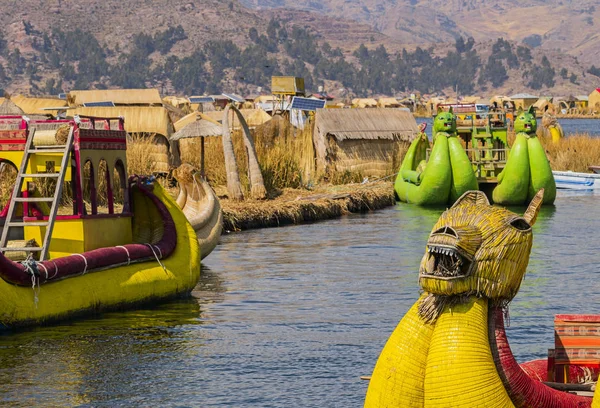 Utsikt över Uros flytande öar med typiska båtar, Puno, Peru — Stockfoto