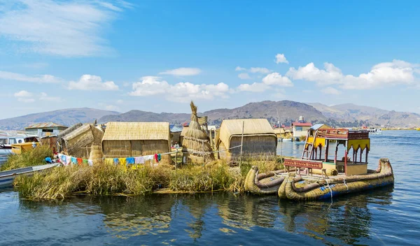 Tipik tekneler, Puno, Peru ile Uros yüzen adalar görünümü