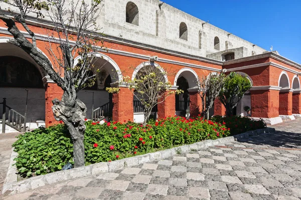 Porta d'ingresso alla via del Paradiso di Siviglia, all'interno del monastero di Santa Catalina di Arequipa , — Foto Stock