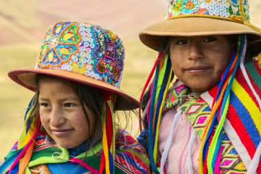 Palcooyo, Peru - Eylül 2019: Peru 'daki Palccoyo' da kimliği belirsiz çocuklar. Quechua 'lar farklı etnik gruplara mensuptur.