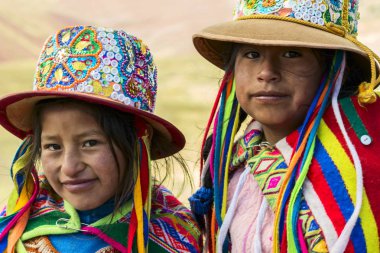 Palcooyo, Peru - Eylül 2019: Peru 'daki Palccoyo' da kimliği belirsiz çocuklar. Quechua 'lar farklı etnik gruplara mensuptur.