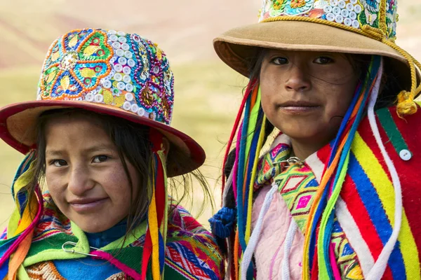 Palcooyo, Peru - září 01, 2019: Neidentifikované děti v Palccoyo, horské duhy, v Peru. Quechua jsou různorodá domorodá etnická skupina — Stock fotografie