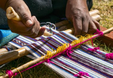Titicaca gölü Amantani tipik kostümleri dikmek eller